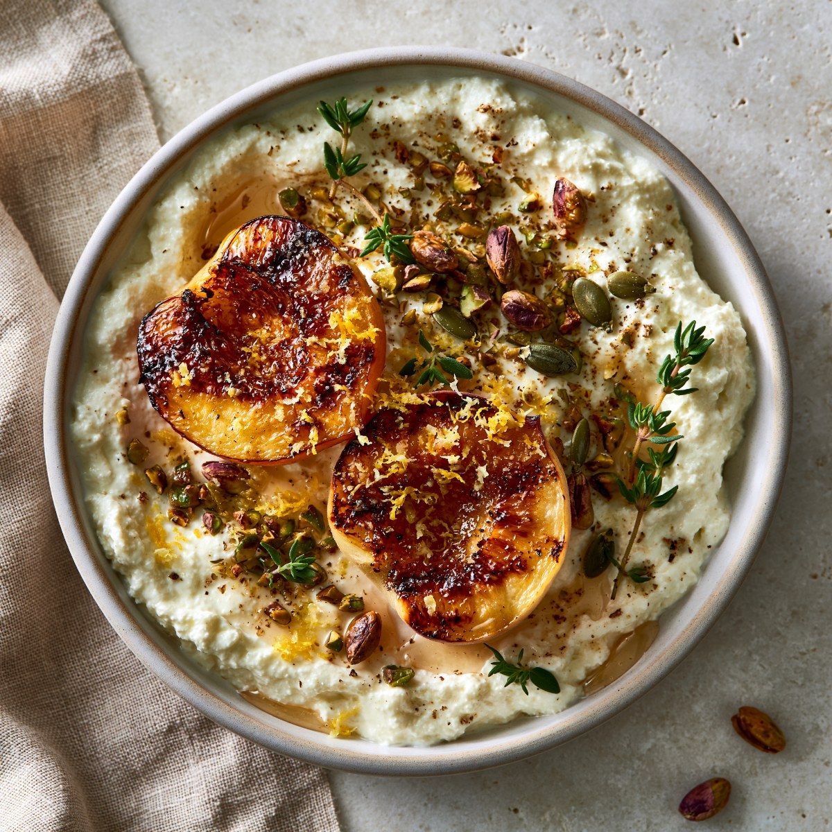 Cottage cheese met geroosterde perzik, pistache & tijm