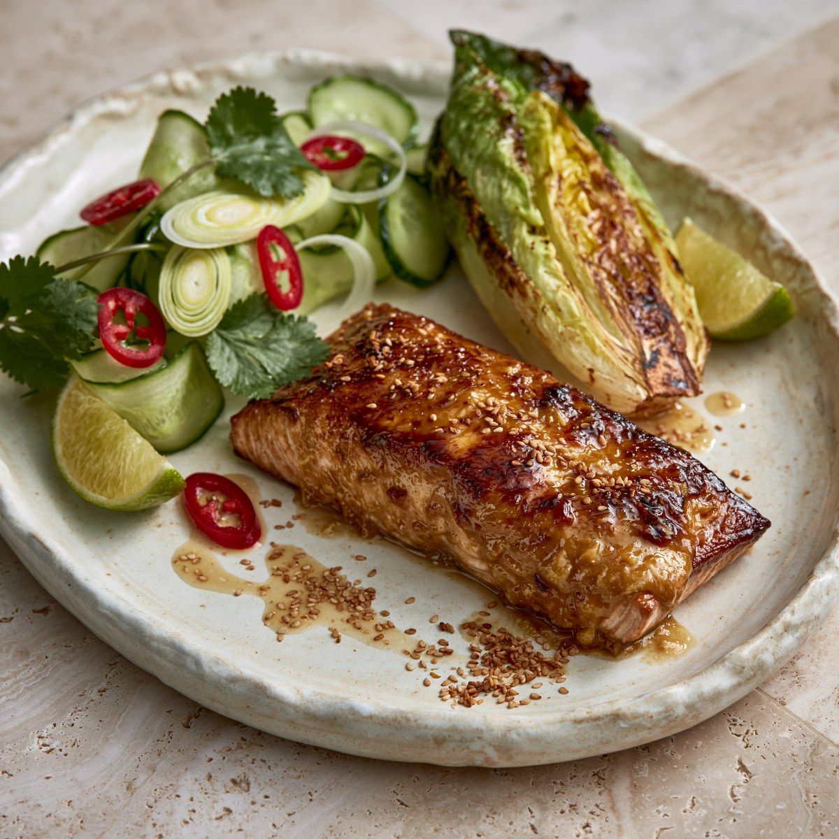 Miso zalm met gegrilde sla en zoetzure komkommer